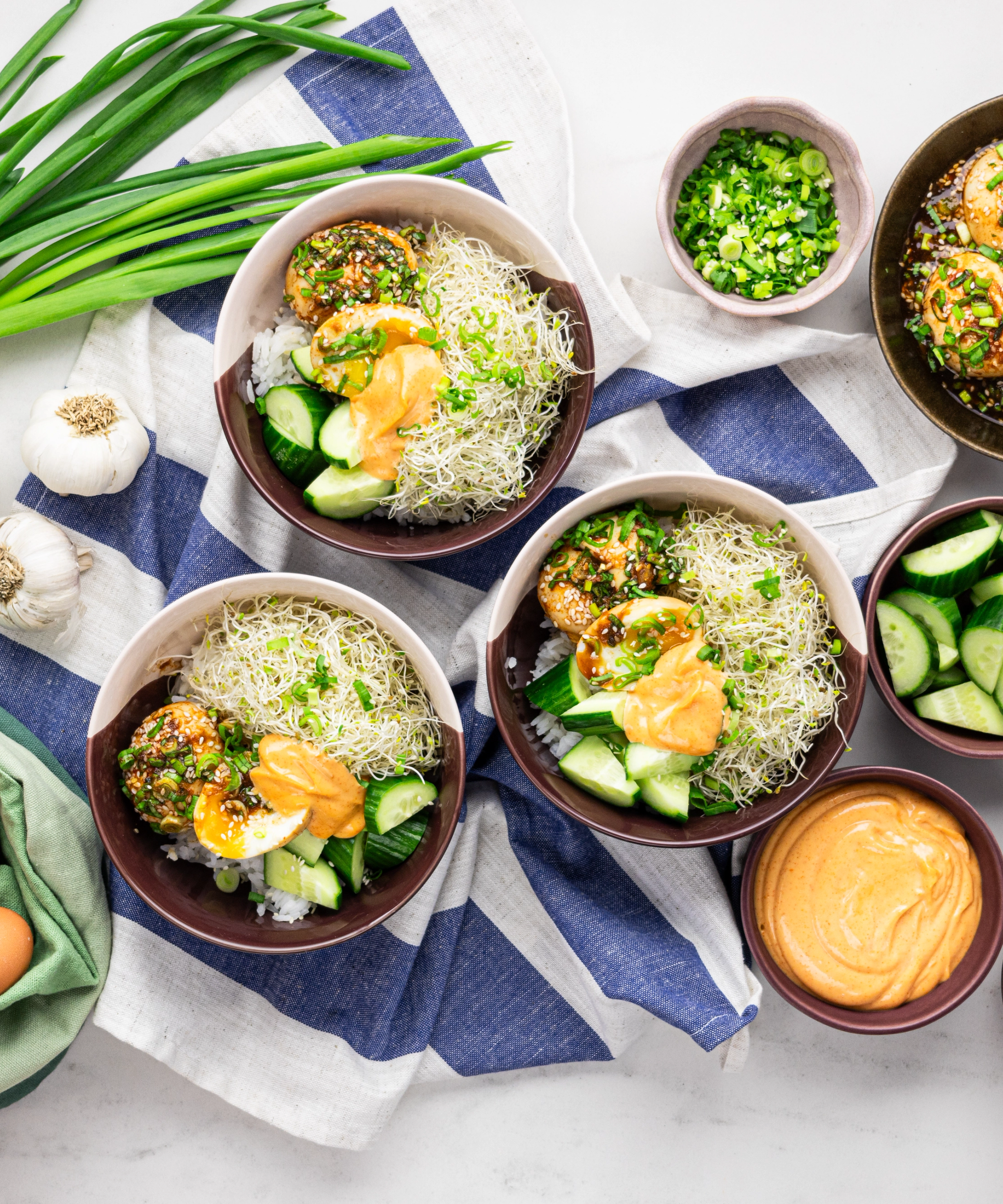 Korealainen riisibowl gochujang-kananmunilla