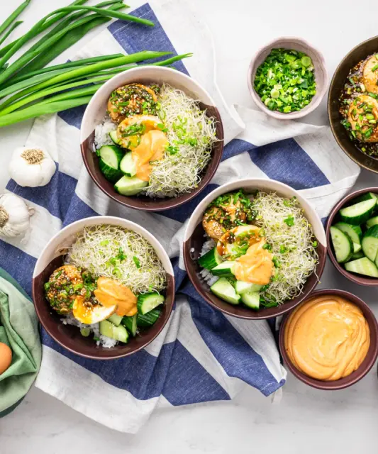 Korealainen riisibowl gochujang-kananmunilla
