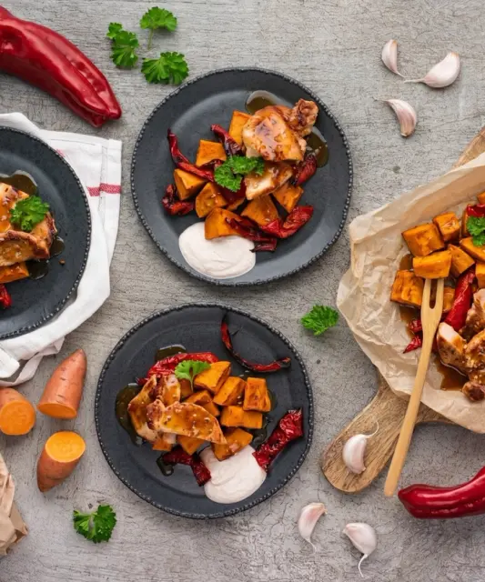 Vepřová kotleta s pečenými paprikami, batáty a chipotle dipem