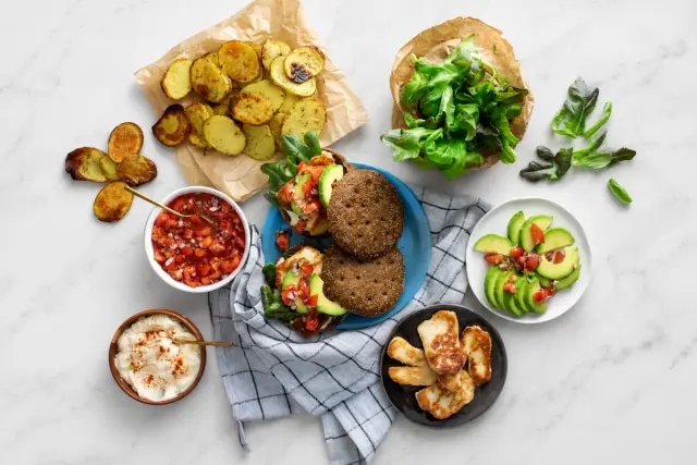 Halloumijuustoburgerit salsalla & avokadolla