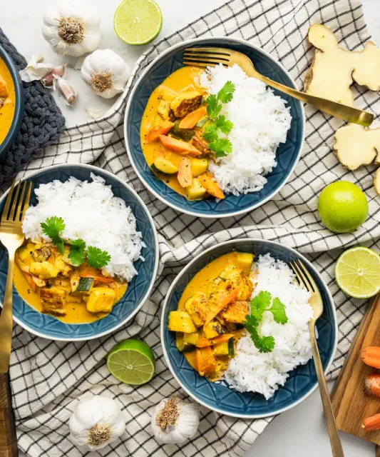 Itämainen curry halloumijuustolla & basmatiriisiä