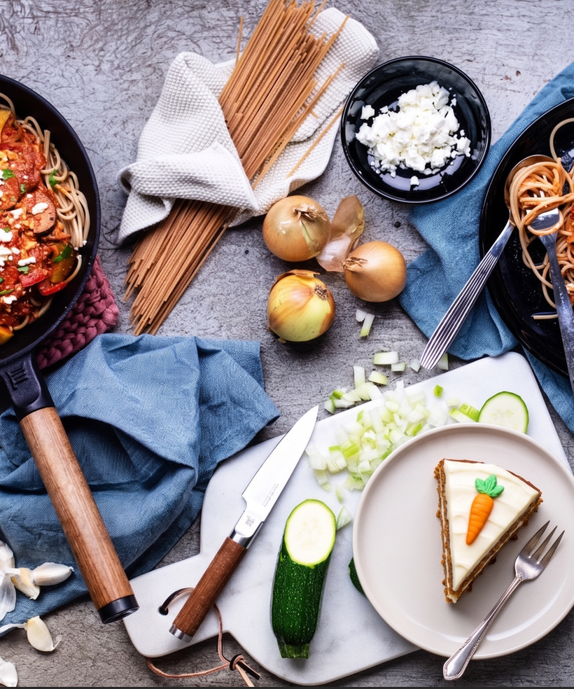Stredomorské cestoviny s paradajkovou omáčkou, cuketou a balkánskym syrom & Carrot Cake