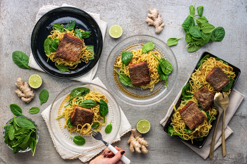 Teriyaki losos s jemnými vaječnými nudlemi a čerstvým špenátem