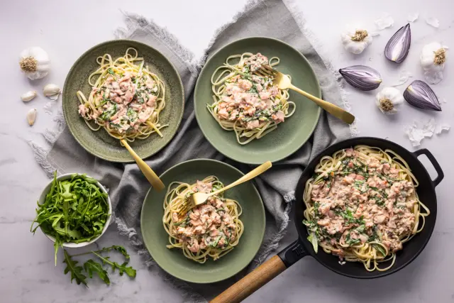 Gluteeniton kylmäsavulohipasta rucolalla & mustapippurituorejuustolla