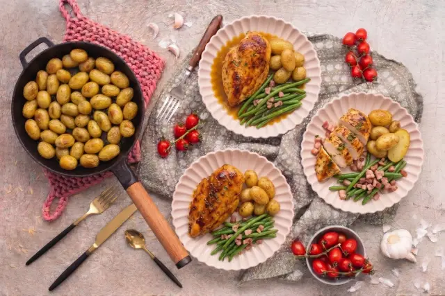 Kuracie prsia Caprese s mozzarellou, pečenými zemiakmi grenaille a šalátom