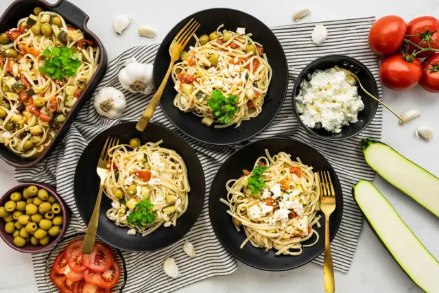 Välimerellinen pasta Apetina® paprika-chili juustokuutioilla & kasviksilla