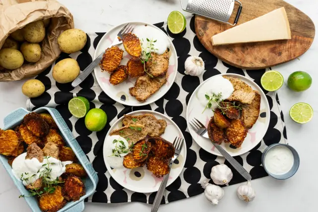 Pannulla paistetut porsaan ulkofileepihvit & parmesanperunoita