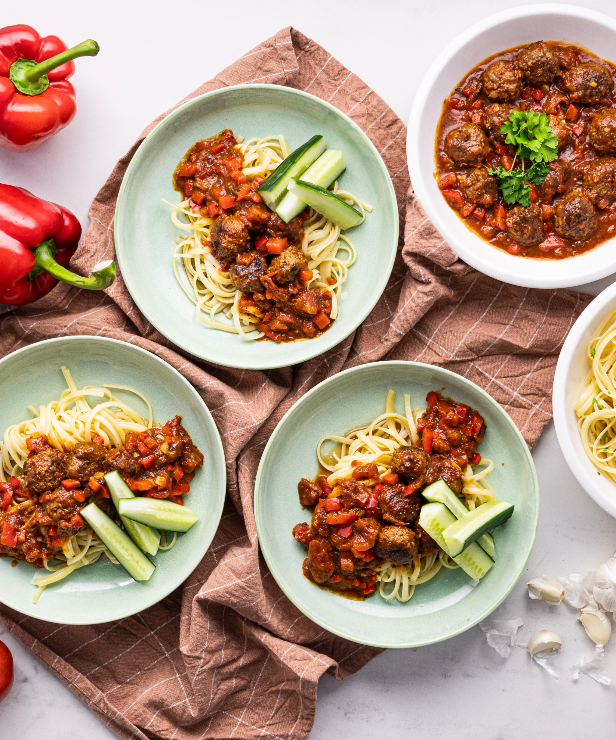Tomaattikastikkeessa haudutetut possupullat & pastaa