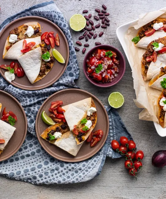 Broilerin jauhelihalla & juustolla täytetyt quesadillat