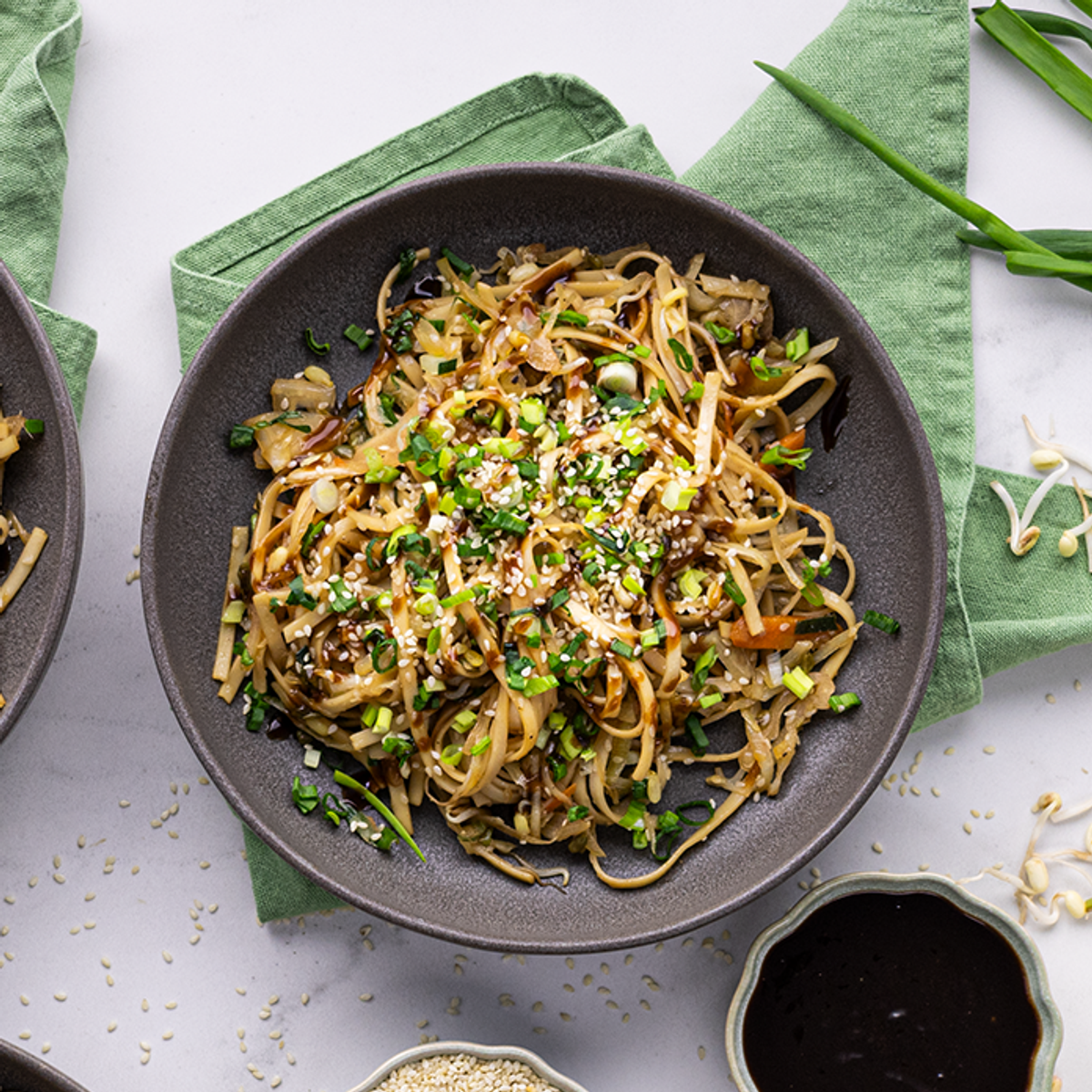 Stir-fried Soba Noodles with Hoisin Sauce, Mung Bean Sprouts and Pork | Yummy - A máte chuť vařit!
