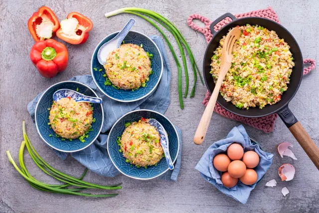 Ruokaboksin Fried rice pekonilla