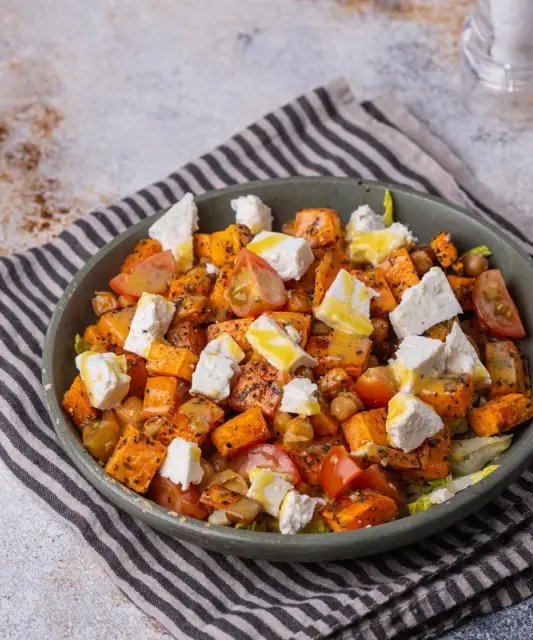 Bataadi-kikerhernesalat kitsejuustu ja sinepi-sidrunikastmega