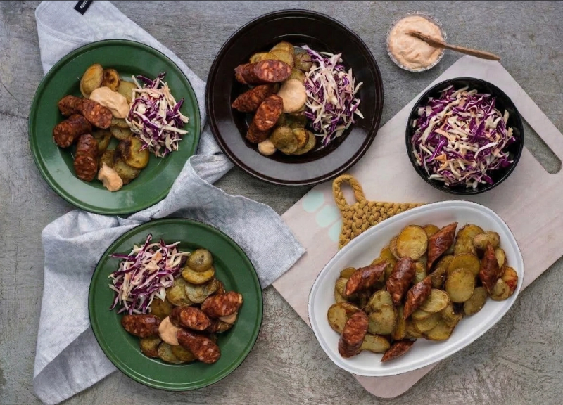 Chorizo s křupavými bramborovými klínky, zelným salátem a chipotle omáčkou