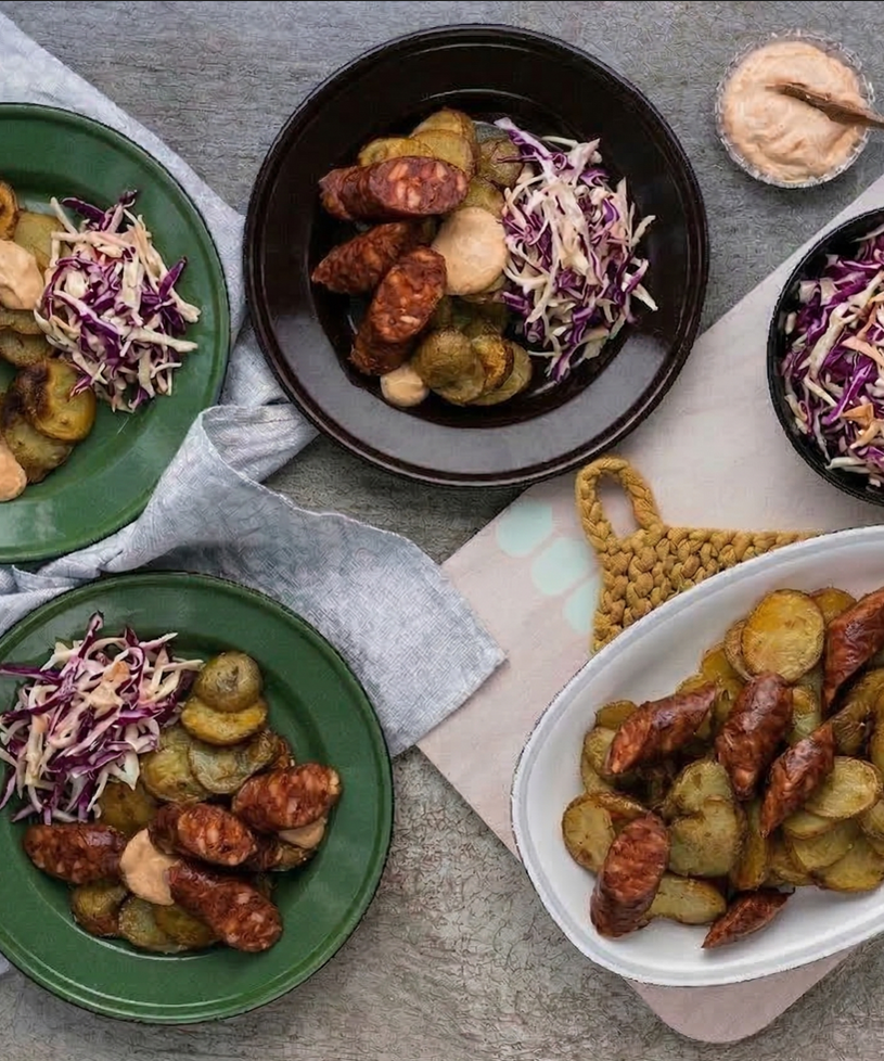 Chorizo s křupavými bramborovými klínky, zelným salátem a chipotle omáčkou