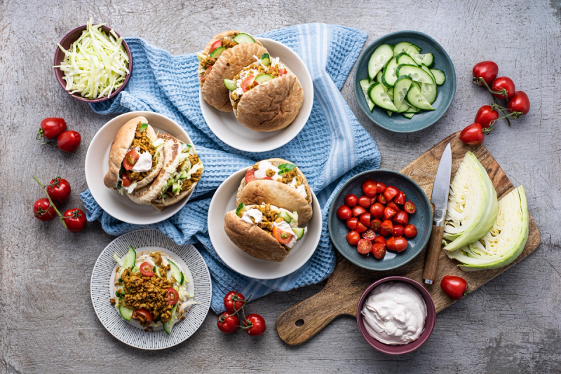 Kuřecí gyros v pita chlebu s tzatziki dipem a čerstvou zeleninou