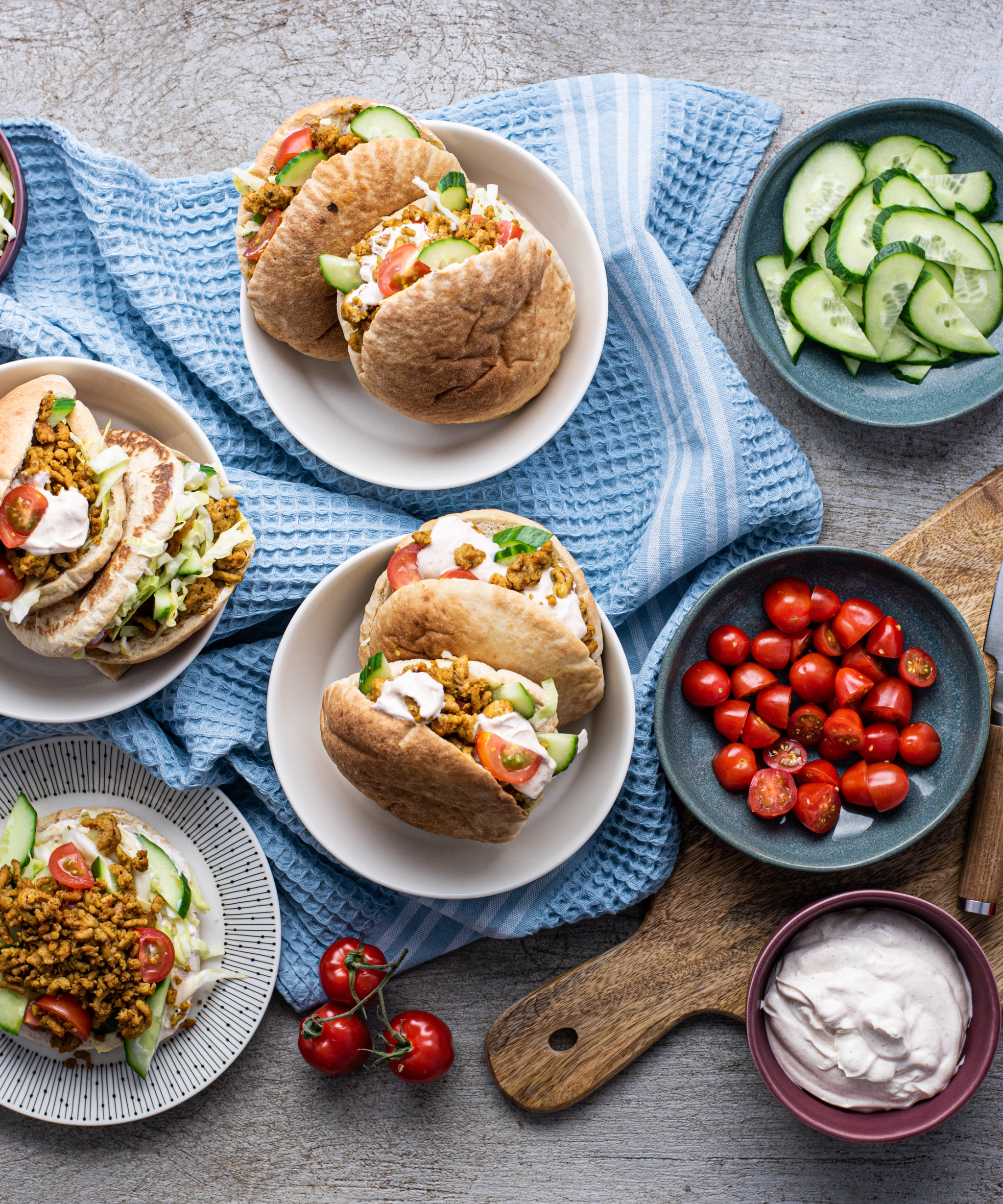 Falafel v pita chlebu s tzatziki, hummusem a čerstvou zeleninou