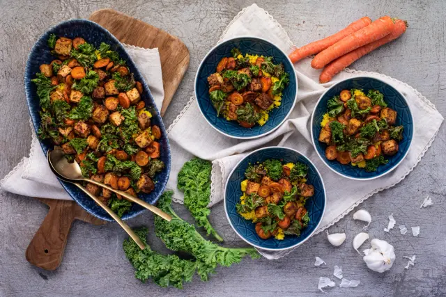 Tofubowl couscousilla, paahdetuilla kasviksilla & soijagurttia