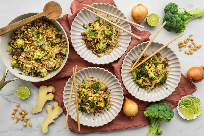 Kořeněný wok s veganským mletým a nudlemi a brokolicí