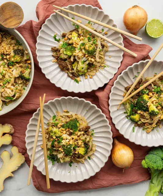 Kořeněný wok s veganským mletým a nudlemi a brokolicí