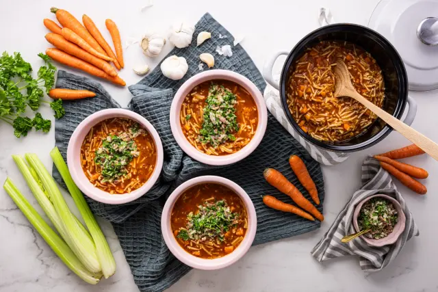 Minestronekeitto rapealla pekonilla & parmesanjuustolla