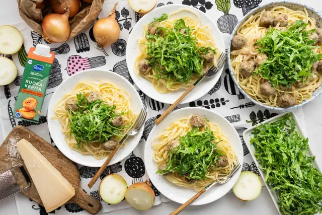 Lihapullat Valion karamellisoidulla sipulikermalla, pastaa & parmesan-rucolaa