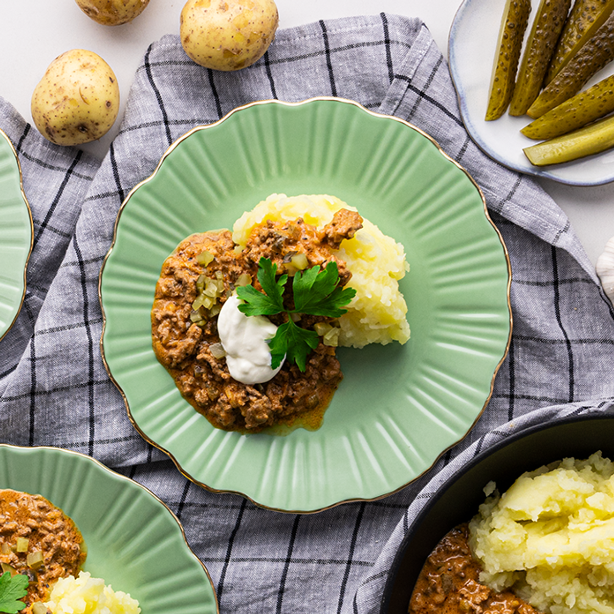 Beef Stroganoff with Mashed Potatoes and Sour Cream | Yummy - A máte chuť vařit!