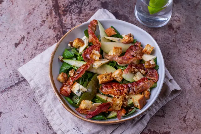 Pear and blue cheese salad with bacon and nuts