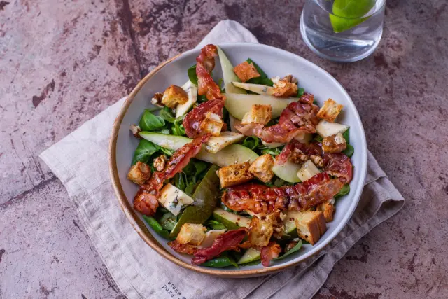 Pear and blue cheese salad with bacon and nuts
