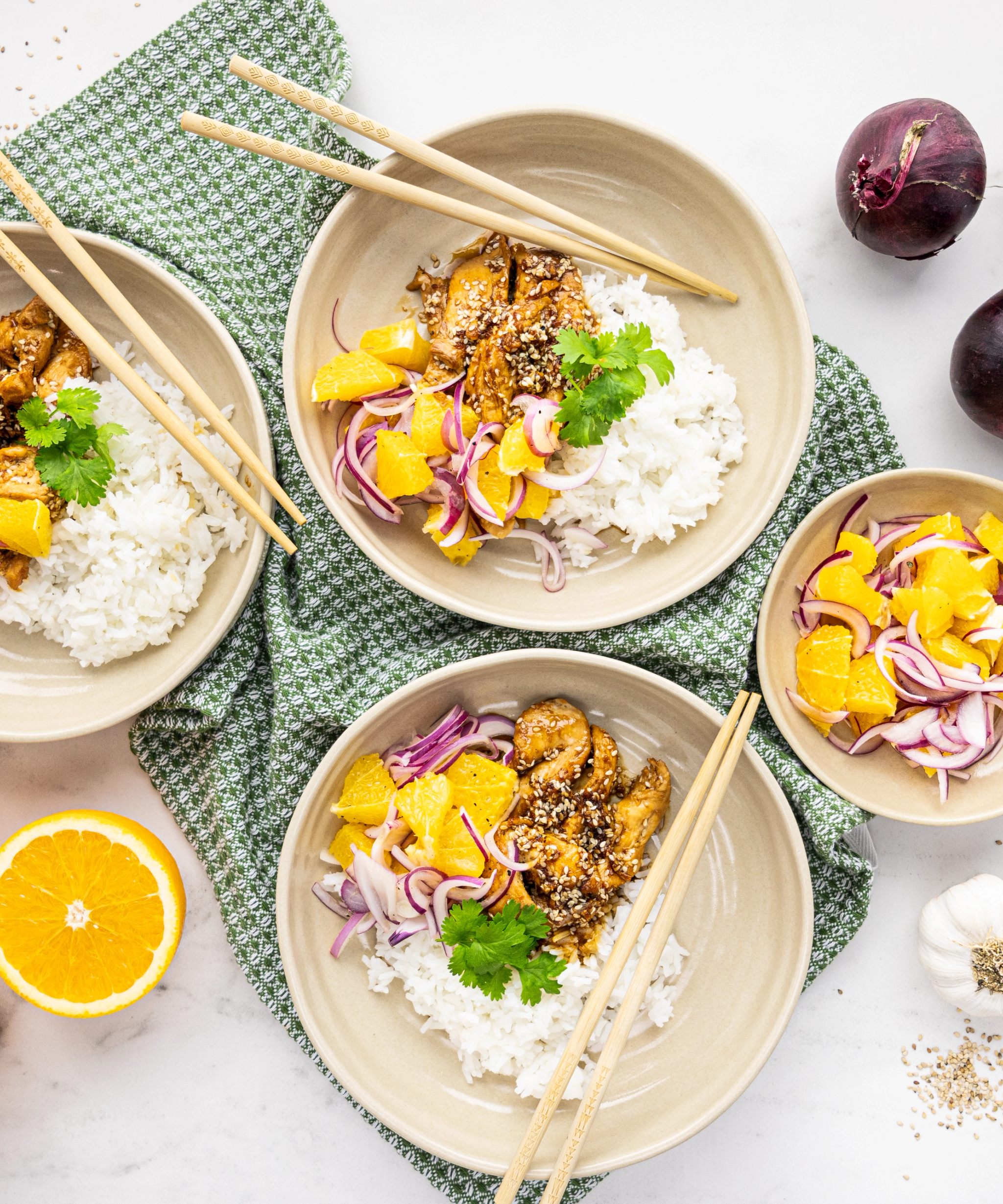 Teriyaki kastmes kana riisi ja apelsinisalatiga