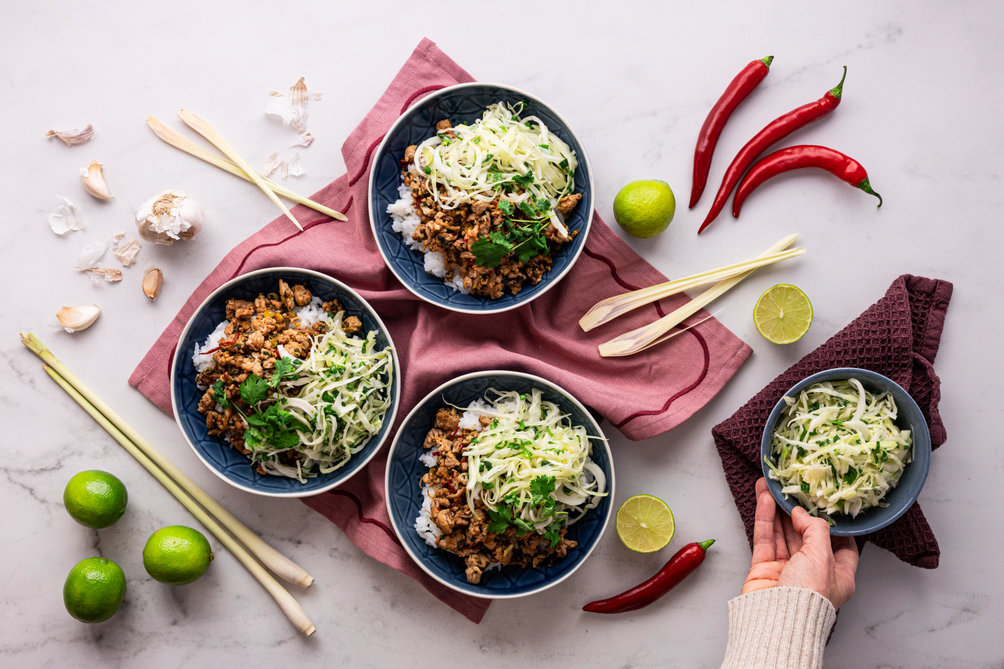Thaimaalainen Larb Gai eli mausteinen kanabowl riisillä