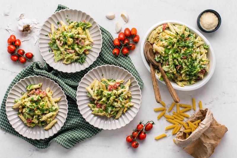 Raikas pastasalaatti kanalla & parmesankastikkeella
