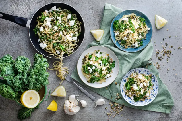 Sitruunainen pasta Mö Kreikkalaisella & lehtikaalilla