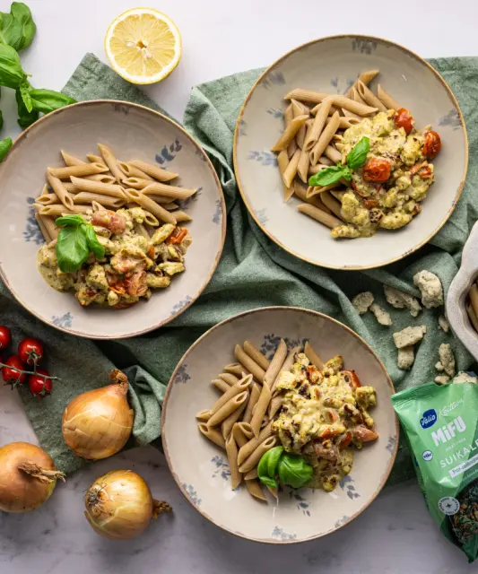 Kermainen pestopasta Valio MiFU® yrtti-valkosipulisuikaleilla & kirsikkatomaateilla