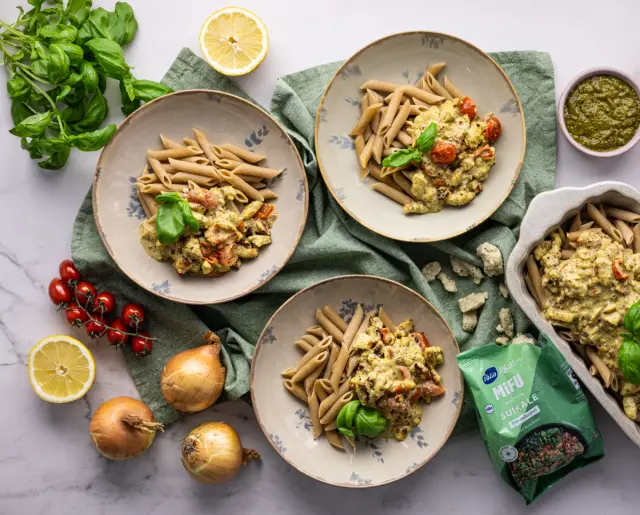 Kermainen pestopasta Valio MiFU® yrtti-valkosipulisuikaleilla & kirsikkatomaateilla