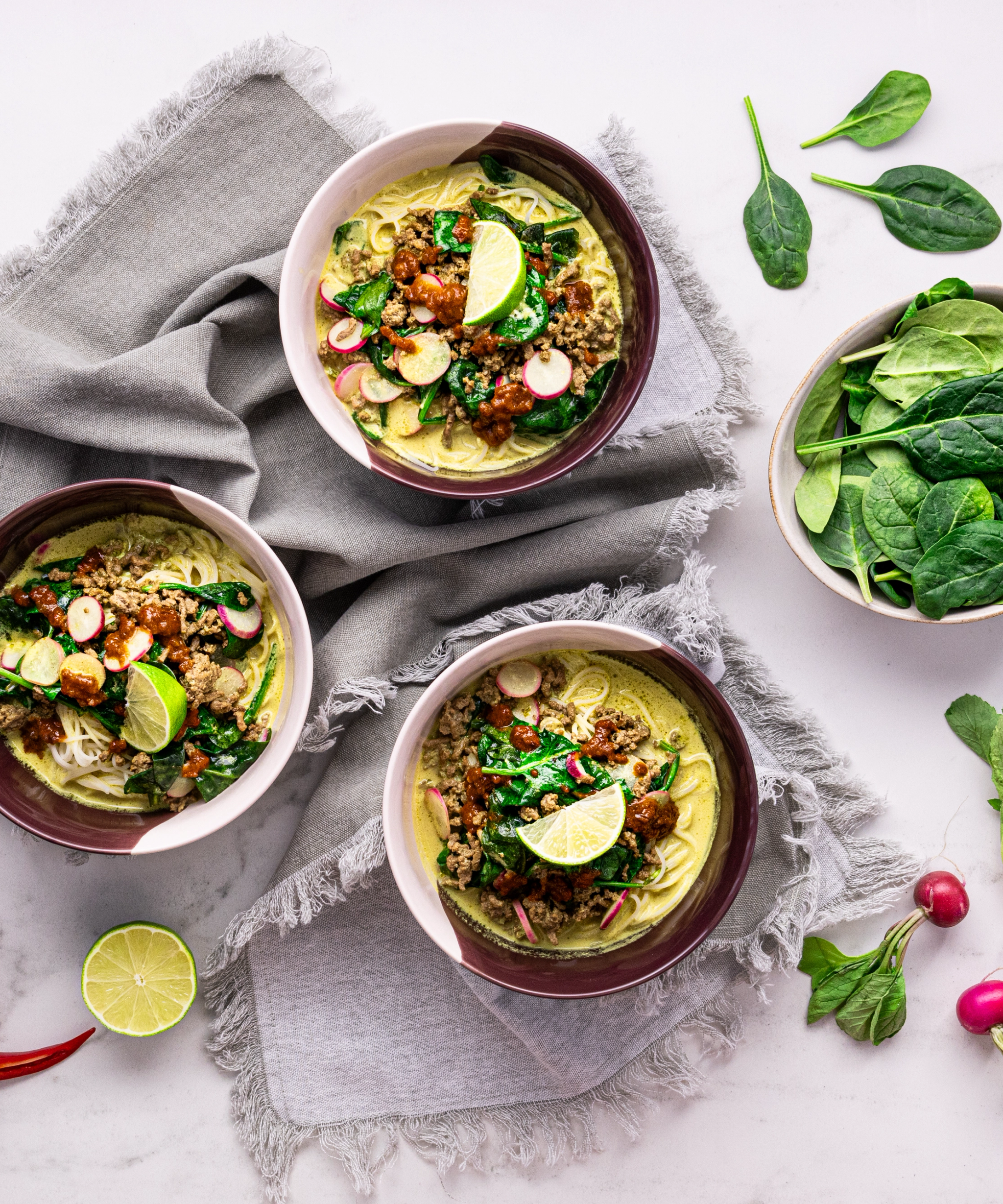 Kokosová tofu satay polévka s udon nudlemi