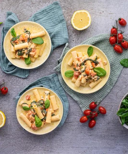 Lemony Shrimp Pasta with Cherry Tomatoes & Spinach