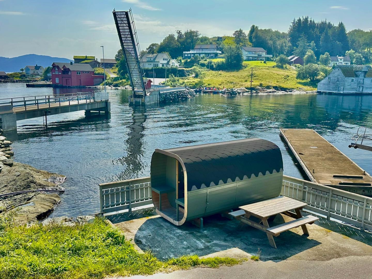 Askrova Sauna ligg ved butikken/kroa og kaia med rutebåt til/frå Florø.