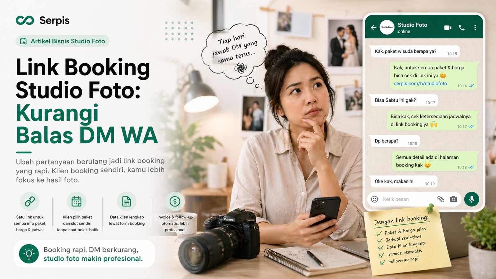 Ilustrasi cover artikel Serpis tentang link booking studio foto, menampilkan perempuan Indonesia sedang berpikir sambil memegang ponsel, mockup chat WhatsApp berisi pertanyaan klien berulang, serta poin manfaat seperti paket jelas, jadwal real-time, data klien lengkap, invoice otomatis, dan follow-up rapi.