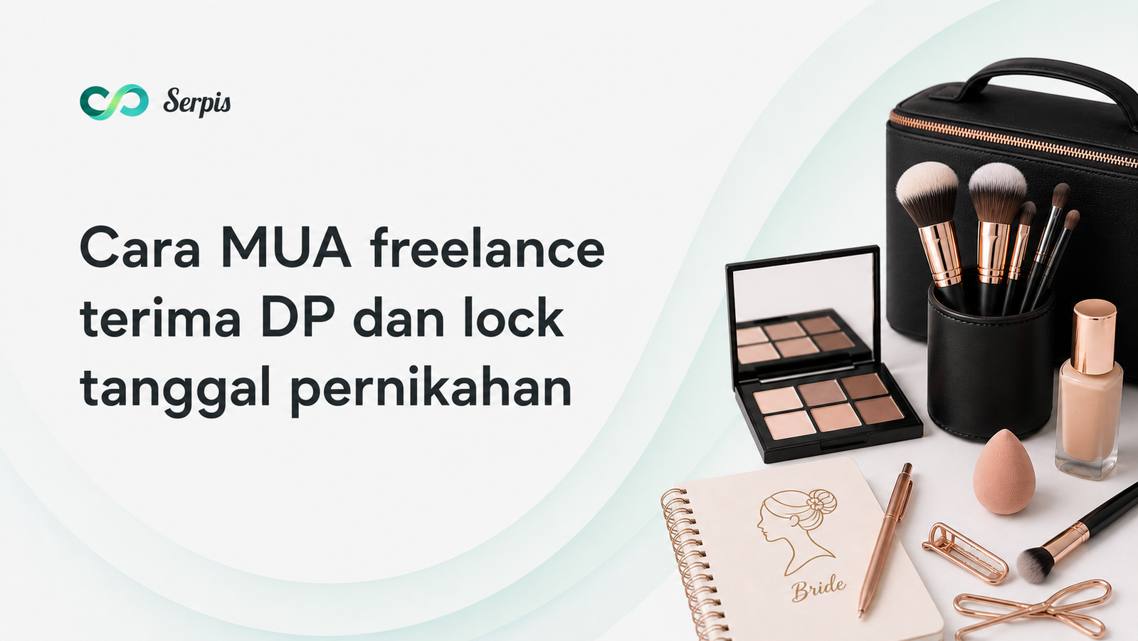Gambar cover blog Serpis dengan latar putih dan aksen mint, logo Serpis di kiri atas, judul “Cara MUA freelance terima DP dan lock tanggal pernikahan,” serta perlengkapan MUA profesional di sisi kanan seperti kuas makeup, palet eyeshadow, botol foundation, beauty sponge, tas makeup, dan buku catatan pengantin.