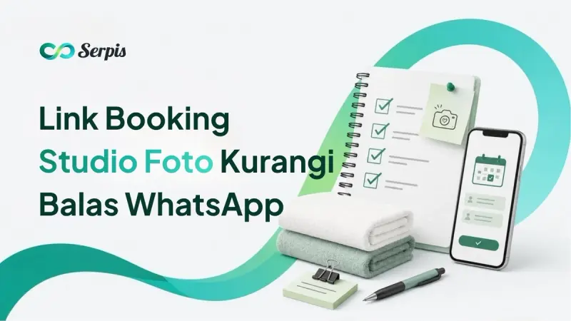Ilustrasi cover artikel Serpis tentang link booking studio foto, menampilkan perempuan Indonesia sedang berpikir sambil memegang ponsel, mockup chat WhatsApp berisi pertanyaan klien berulang, serta poin manfaat seperti paket jelas, jadwal real-time, data klien lengkap, invoice otomatis, dan follow-up rapi.