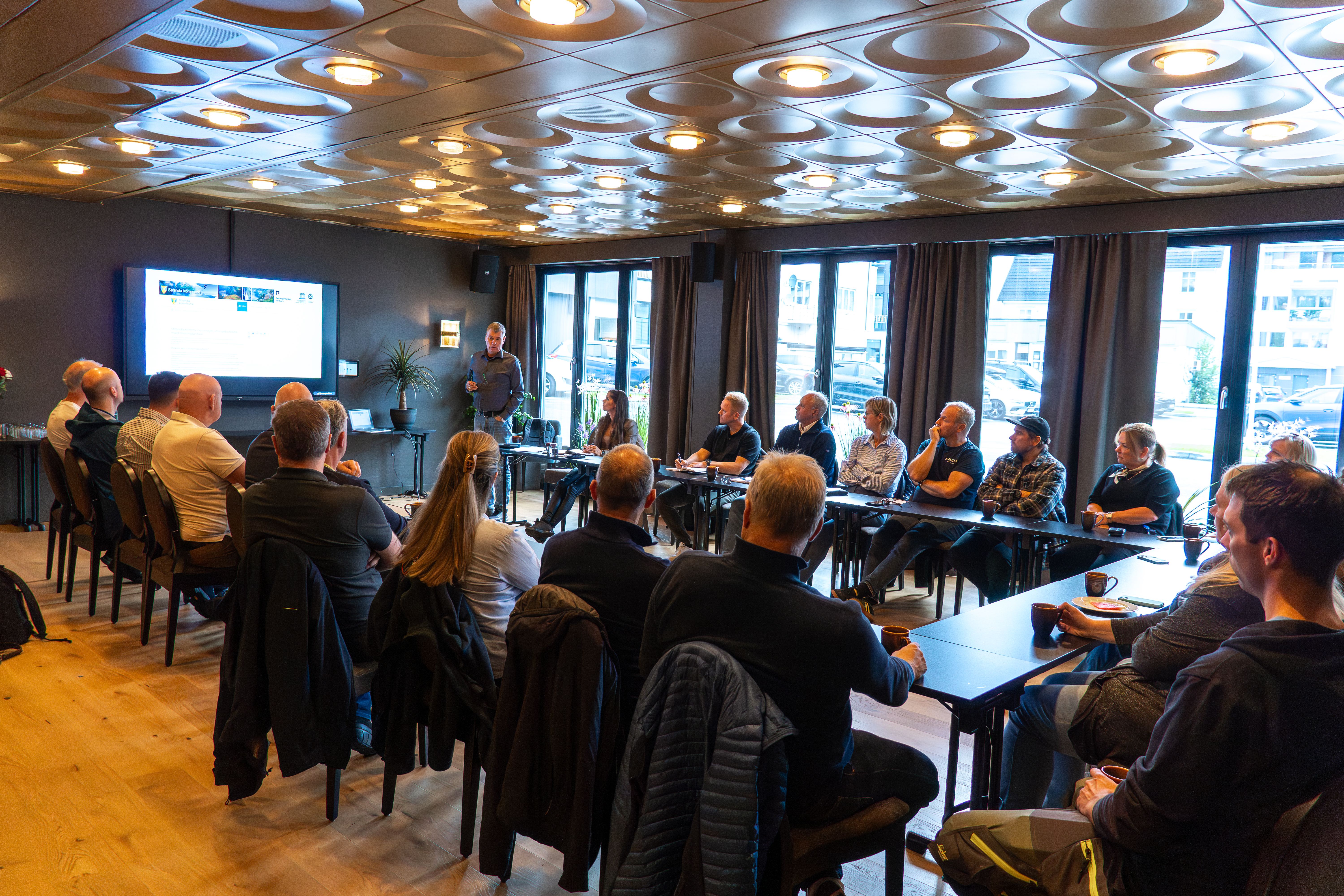 Representanter fra næringslivet samlet på et frokostmøte arrangert av Denne Stranda