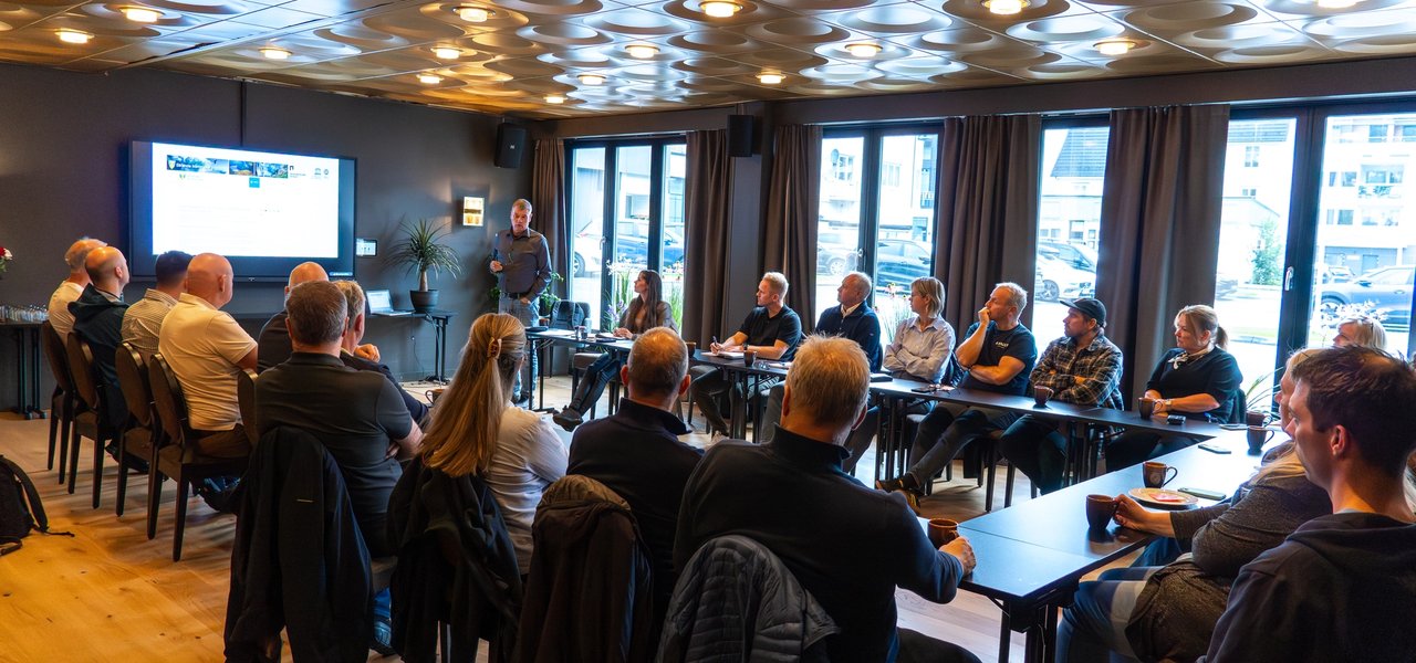 Representanter fra næringslivet samlet på et frokostmøte arrangert av Denne Stranda