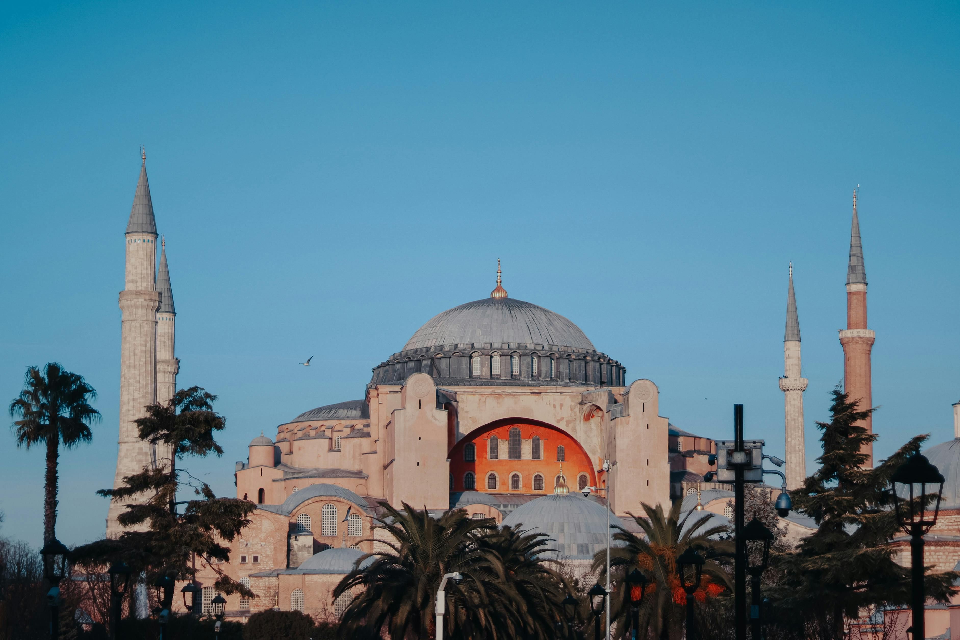 Sainte-Sophie et ses minarets se détachent sur le ciel bleu d’Istanbul
