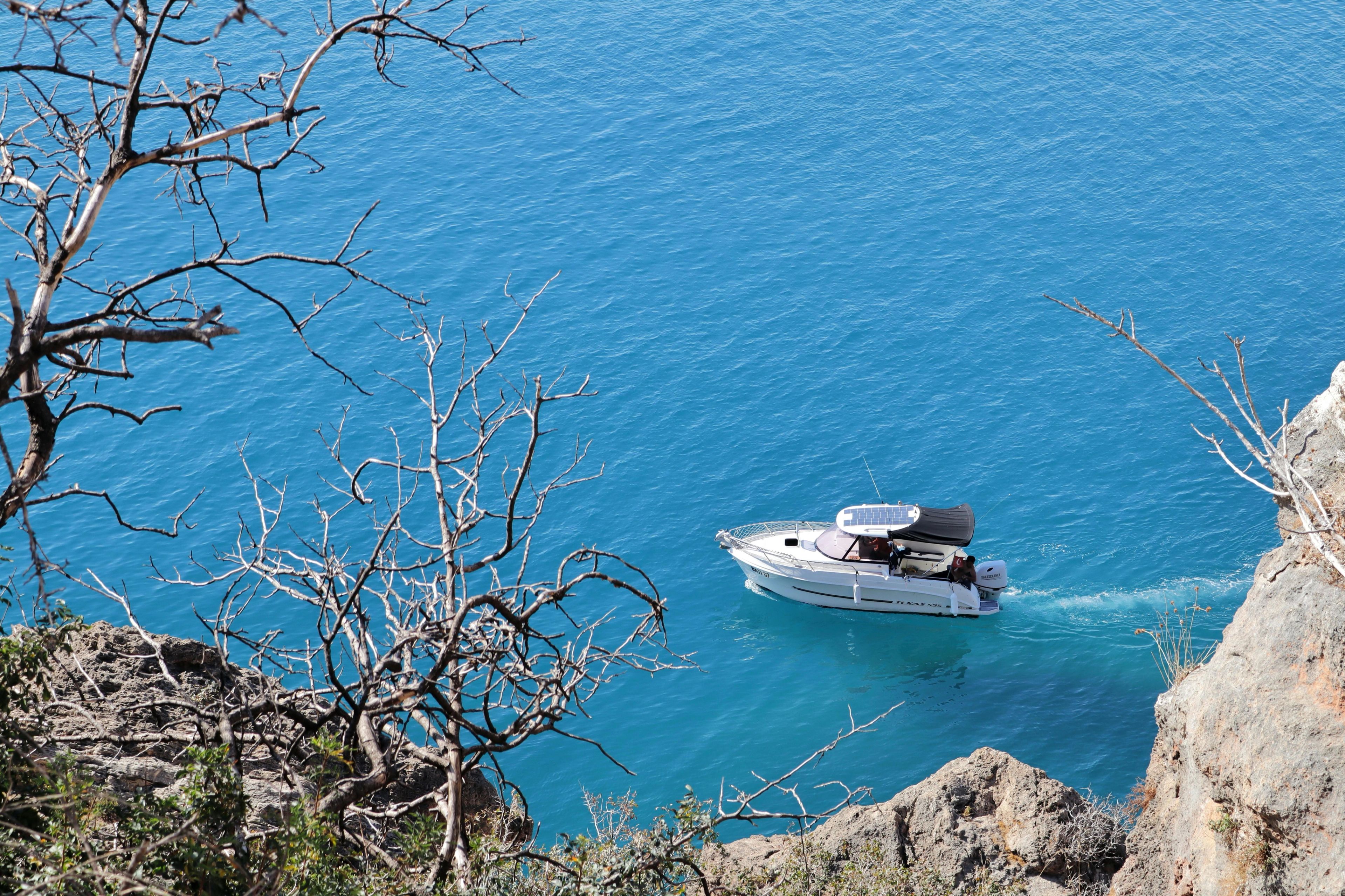 Bateau de pêche amarré en contrebas des falaises méditerranéennes d’Antalya