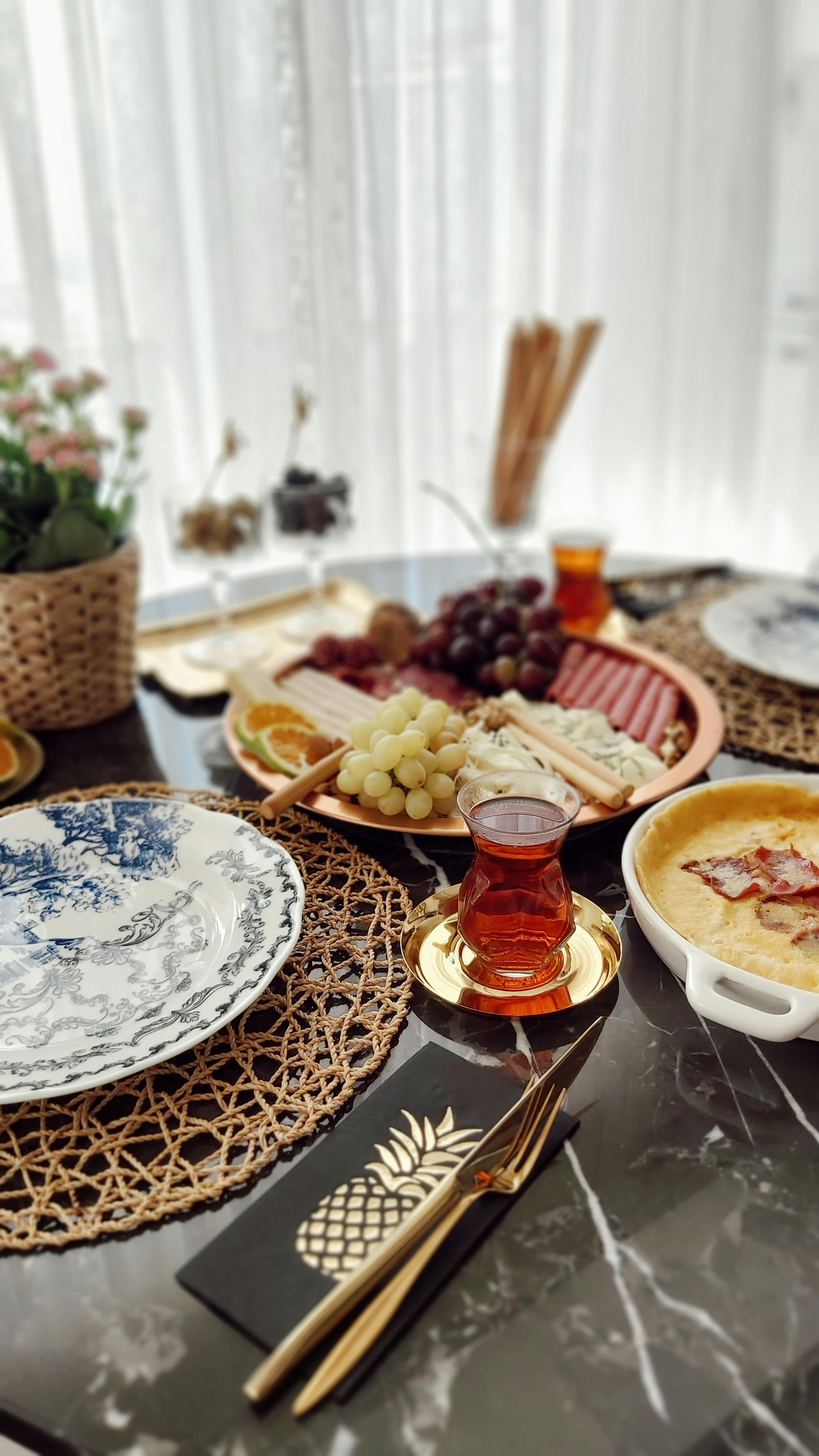 Table dressée avec des mézzés, du thé turc et du pain traditionnel