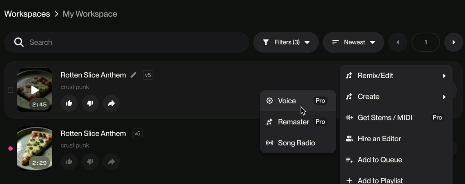 「Suno v5.5」のワークスペース（Workspaces）画面にて、生成済み楽曲のメニューを開いている様子です。プロプラン限定機能の「Voice」を選択し、既存の楽曲からボーカルスタイルを抽出・再利用して新しい曲を作るための具体的な操作手順を解説しています。