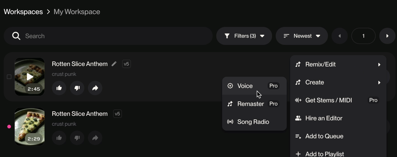 「Suno v5.5」のワークスペース(Workspaces)画面にて、生成済み楽曲のメニューを開いている様子です。プロプラン限定機能の「Voice」を選択し、既存の楽曲からボーカルスタイルを抽出・再利用して新しい曲を作るための具体的な操作手順を解説しています。
