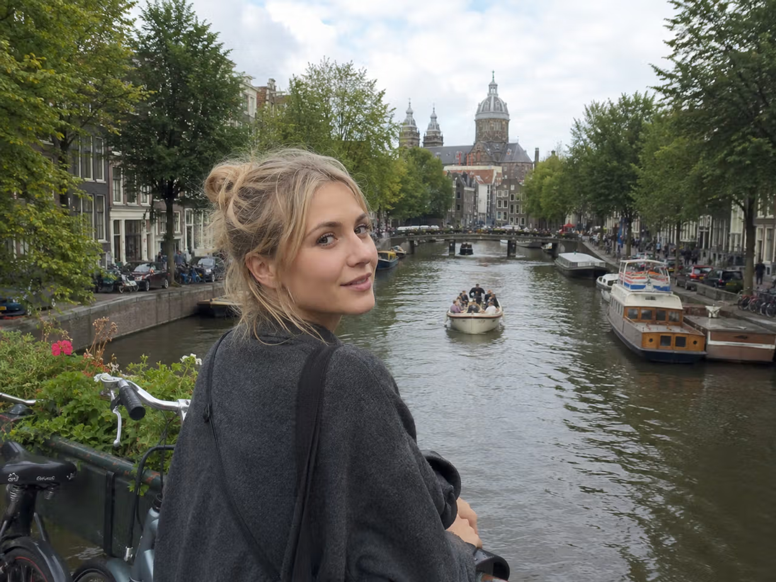 Jovem vlogueira gravando vídeo em Amsterdã que precisa de uma boa música de fundo para vlog.
