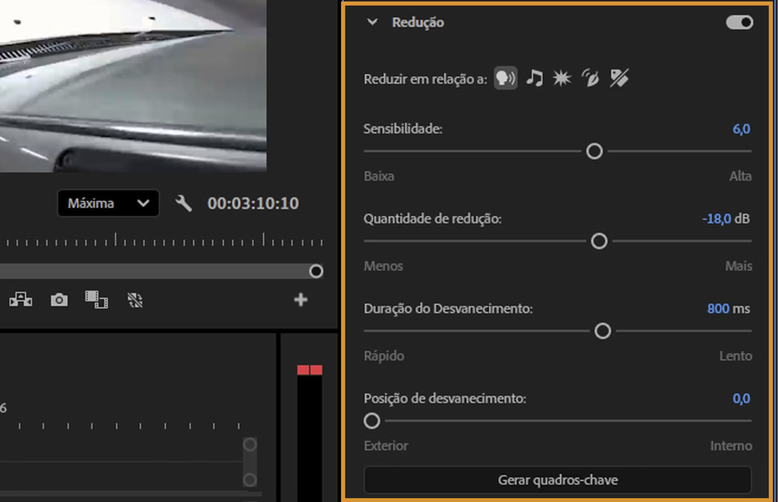 Painel de edição de vídeo ajustando a redução de volume da música de fundo para vlog.