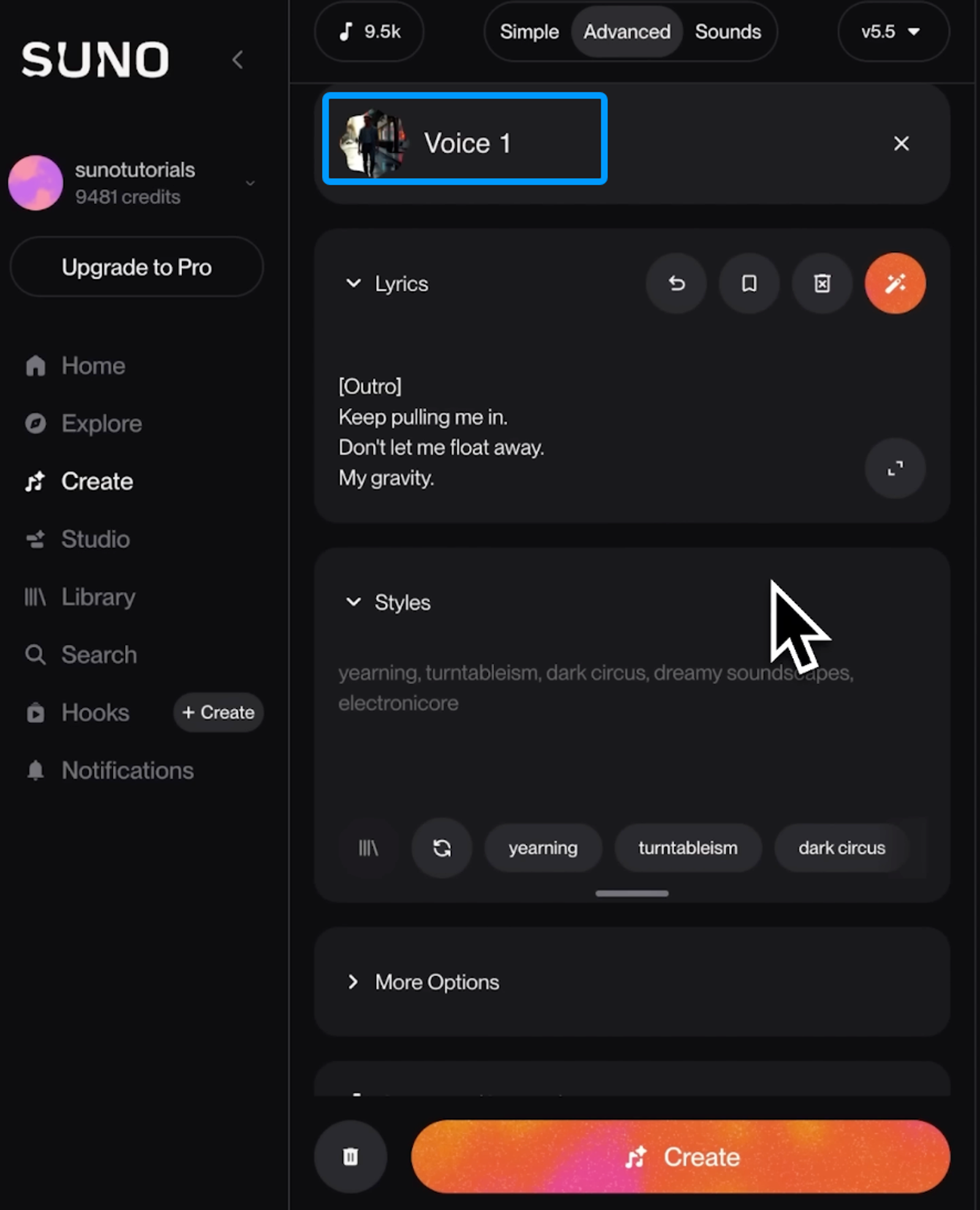 「Suno v5.5」の楽曲作成（Create）画面です。事前に登録したカスタムボイス「Voice 1」を適用した状態で、任意の歌詞や音楽スタイルを指定し、自分の声を使ったオリジナル楽曲を最終的に生成・出力するための具体的な操作手順を詳しく解説しています。
